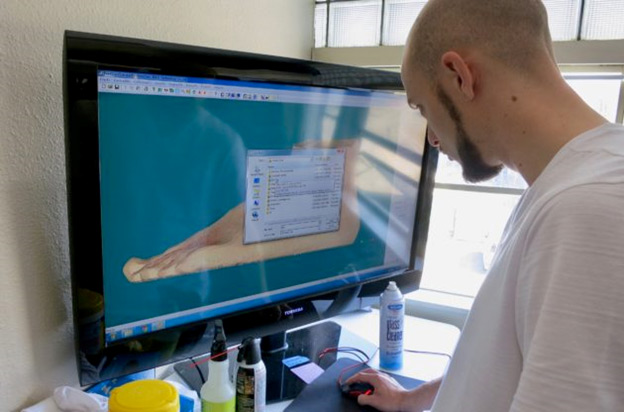 Молодой предприниматель создает на 3D-принтерах Raise3D специализированную спортивную обувь. Молодой предприниматель создает на 3D-принтерах Raise3D специализированную спортивную обувь.